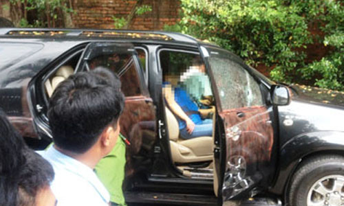 Thi thể 2 nạn nhân chết gục với nhiều vết đạn.