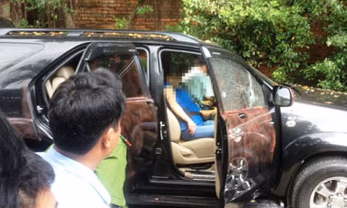 Thi thể 2 nạn nhân chết gục với nhiều vết đạn.