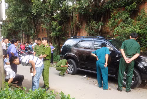 Cơ quan CSĐT công an tỉnh Bình Dương và các đơn vị nghiệp vụ khám nghiệm hiện trường, thu giữ 6 đầu đạn được bắn ra từ súng K765 nạn nhân nam cầm trên tay.