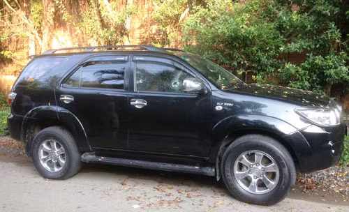 Bảo vệ nhà hàng và một số người dân ở KP Trung, phường Vĩnh Phú phát hiện kính xe bị thủng và kinh hoàng chứng kiến đôi nam nữ chết ngồi dựa vào nhau.