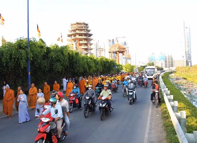 Đại lễ tưởng niệm 60 Đức Tổ sư Minh Đăng Quang vắng bóng bước sang ngày thứ 4 và đã có hàng ngàn lượt Phật tử từ khắp nơi về tham dự. Sáng nay, tại Pháp viện Minh Đăng Quang, quận 2, TP HCM, Hệ phái Khất sĩ đã tổ chức lễ khất thực...