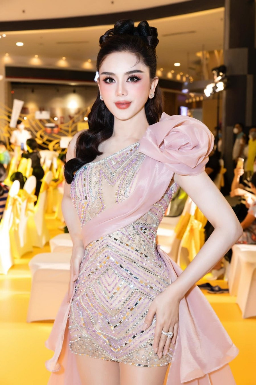 Dan my nhan chuyen gioi: Huong Giang dep xuat sac, Lam Khanh Chi lo khuyet diem