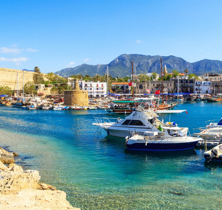 Bên cạnh đó, tấm hộ chiếu này còn giúp chủ nhân của nó có thể du lịch tới Canada và Úc lên đến 90 ngày mà không cần xin thị thực.