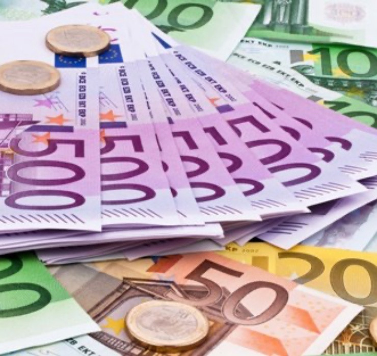 Phương pháp còn lại yêu cầu khoản đầu tư tối thiểu 300.000 Euro (khoảng 7,4 tỷ đồng) vào bất động sản. Sau đó các nhà đầu tư sẽ được cấp visa trong vòng 2 tháng cho cả gia đình.