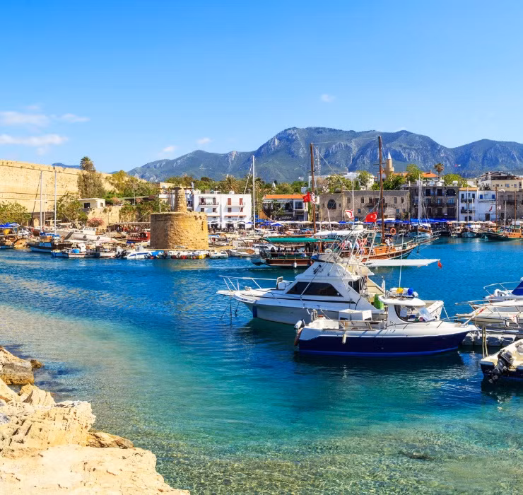 Bên cạnh đó, tấm hộ chiếu này còn giúp chủ nhân của nó có thể du lịch tới Canada và Úc lên đến 90 ngày mà không cần xin thị thực.