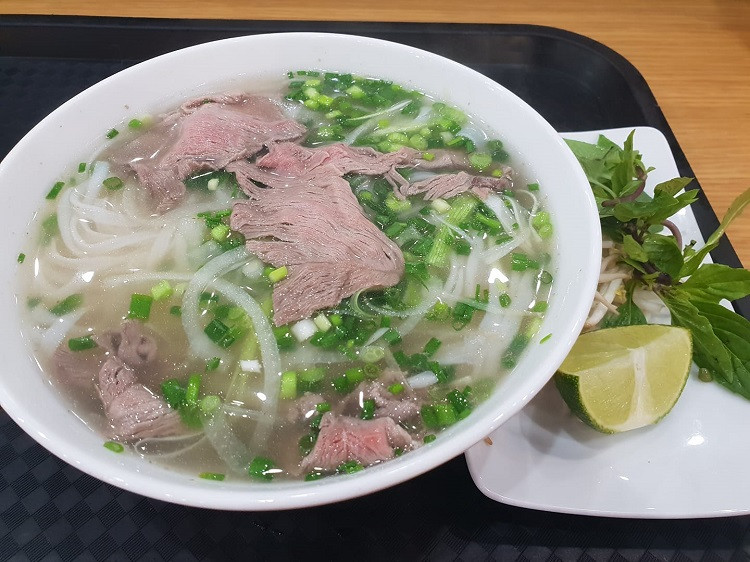 Tranh cãi chất lượng bát phở đệ nhất sân bay, giá 80.000 đồng/bát tiêu chuẩn Tranh cai chat luong bat pho de nhat san bay, gia 80.000 dong/bat tieu chuan