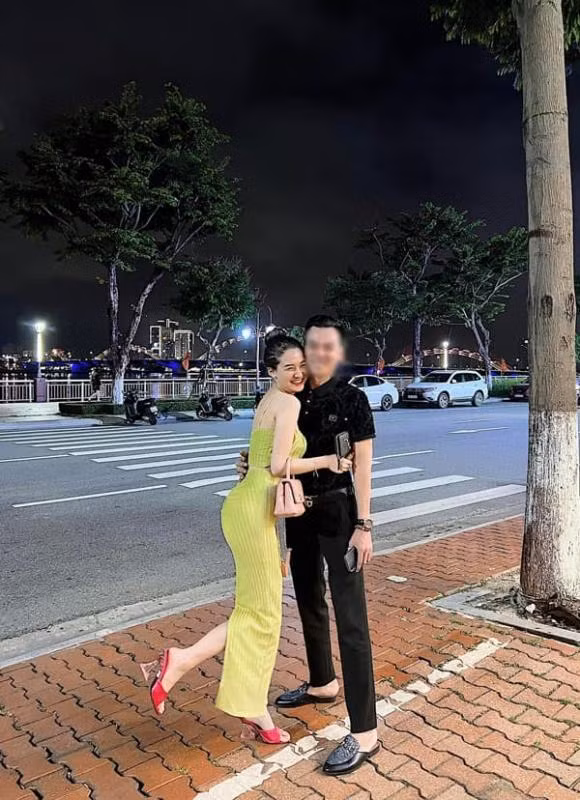 Hot girl 'Ve Nha Di Con' cong khai anh ben ban trai sau loat on ao?