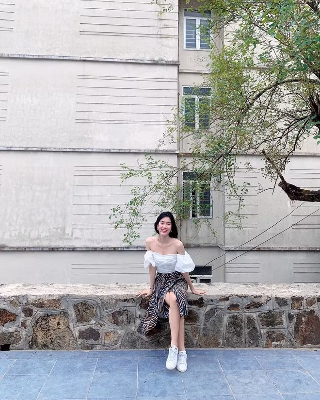 Á hậu Phương Anh nhận cơn mưa lời khen với cách chữa cháy váy rộng - Hình 5 A hau Phuong Anh nhan con mua loi khen voi cach chua chay vay rong-Hinh-5