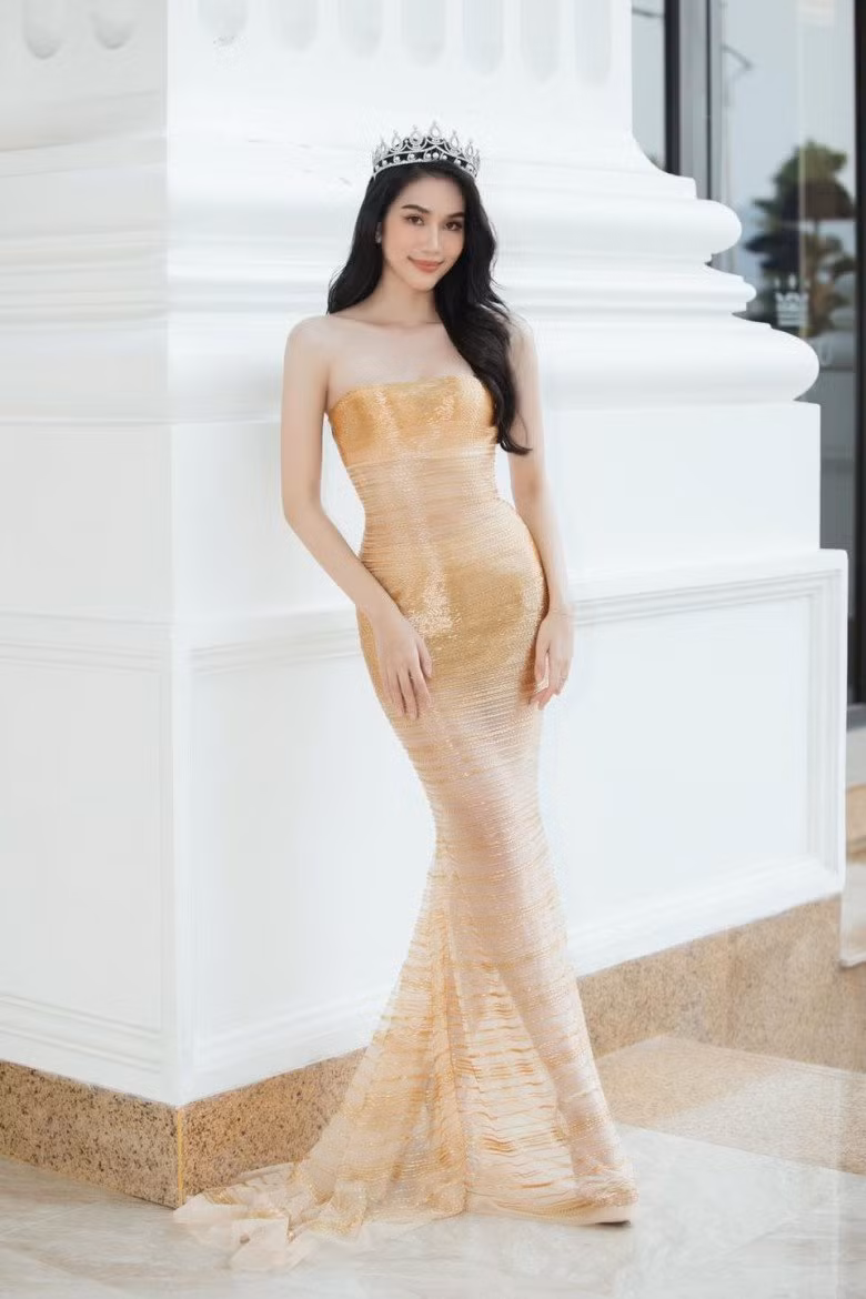 Á hậu Phương Anh nhận cơn mưa lời khen với cách chữa cháy váy rộng - Hình 3 A hau Phuong Anh nhan con mua loi khen voi cach chua chay vay rong-Hinh-3