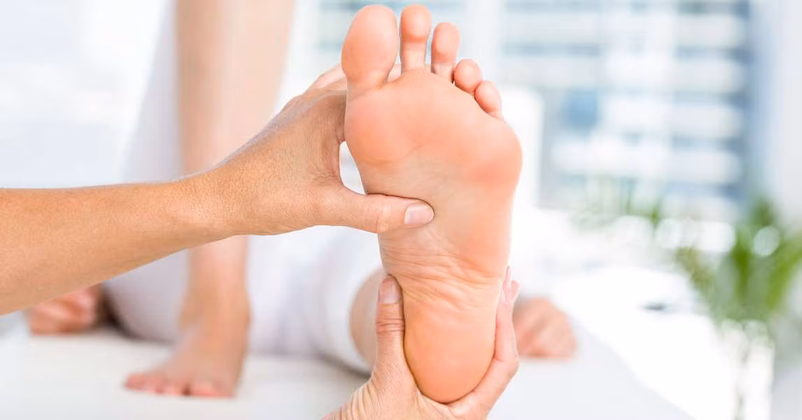  Gót bàn chân mịn màng và phẳng. Một người phụ nữ nếu sở hữu gót bàn chân hồng hào, phẳng mịn thường là người cố mệnh may mắn, cuộc sống vô cùng thuận lợi cuộc sống vô cùng hạnh phúc viên mãn. 