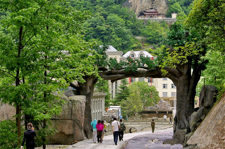 Tuy nhiên, đến đây, điều đầu tiên gây chú ý là những dãy biệt thự khang trang được quy hoạch ngăn nắp hệt như các khu nghỉ dưỡng.