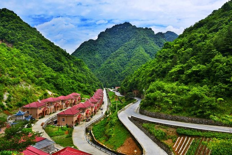 Năm 1988, làng vẫn rất nghèo vì xa xôi, đi lại khó khăn, cuộc sống chủ yếu trông chờ vào cây trồng và thiên nhiên. Năm 1988, các Đảng viên trong làng đã cùng người dân đưa ra chương trình phát triển kinh tế.