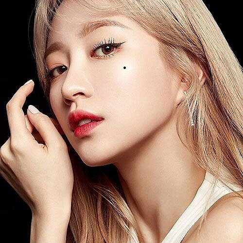 Nốt ruồi trên má. Nốt ruồi ở má trái tượng trưng cho phúc khí, nốt ruồi này là nốt ruồi phúc khí sẽ mang lại may mắn và phúc lành cho chủ nhân. Người phụ nữ có nốt ruồi này sẽ có được người chồng tốt, được chồng hoặc bạn trai hết lòng yêu thương, chăm lo cho cuộc sống hôn nhân.