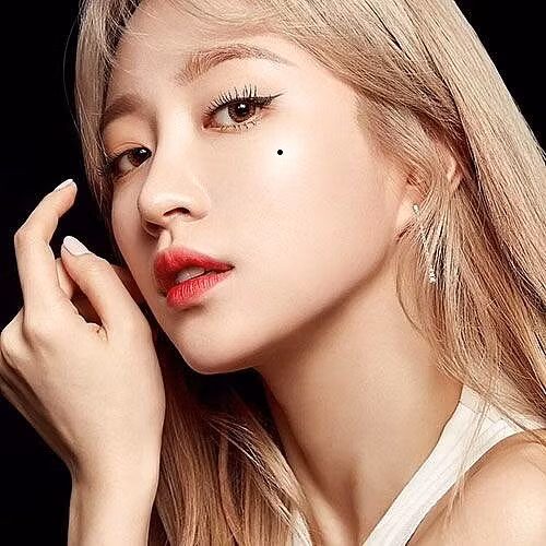 Nốt ruồi trên má. Nốt ruồi ở má trái tượng trưng cho phúc khí, nốt ruồi này là nốt ruồi phúc khí sẽ mang lại may mắn và phúc lành cho chủ nhân. Người phụ nữ có nốt ruồi này sẽ có được người chồng tốt, được chồng hoặc bạn trai hết lòng yêu thương, chăm lo cho cuộc sống hôn nhân.