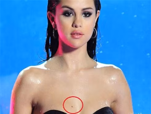  Nốt ruồi ở ngực. Nốt ruồi trên ngực tượng trưng cho tham vọng lớn Người có nốt ruồi trên ngực nói chung là người rất trung thực, lương thiện, có hoài bão lớn và có lòng bao dung.