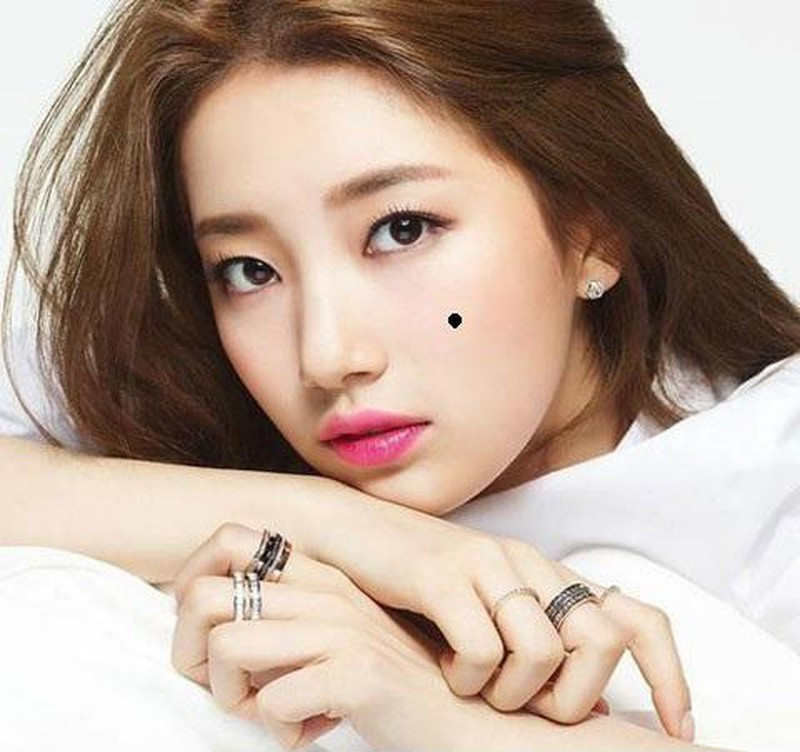 Nốt ruồi ở má phải là biểu hiện của sự ngông cuồng, người như vậy rất nổi tiếng, quan hệ rộng, là phụ nữ thì vượng phu ích tử, luôn có quý nhân giúp đỡ.