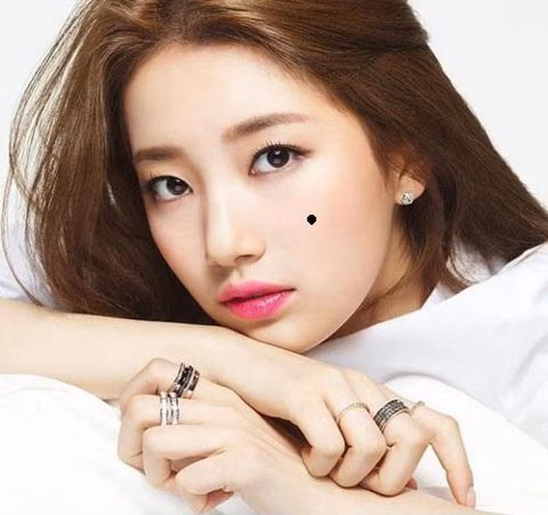 Nốt ruồi ở má phải là biểu hiện của sự ngông cuồng, người như vậy rất nổi tiếng, quan hệ rộng, là phụ nữ thì vượng phu ích tử, luôn có quý nhân giúp đỡ.