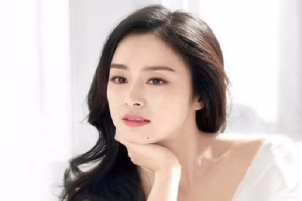 Người có nốt ruồi này cũng là người giàu tham vọng, không chịu sống an phận thủ thường. Họ luôn biết cách chủ động tìm kiếm các cơ hội trong công việc của mình. Về già, họ tích lũy được nhiều tài sản, của cải, trao truyền phúc lộc cho con cháu. (Thông tin trong bài chỉ mang tính tham khảo).