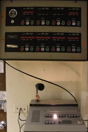 Hệ thống liên lạc nội bộ vẫn còn hoạt động.