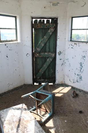 Chiếc ghế chỏng trơ, cánh cửa mục nát trên tháp điều khiển không lưu.