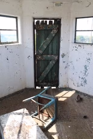 Chiếc ghế chỏng trơ, cánh cửa mục nát trên tháp điều khiển không lưu.