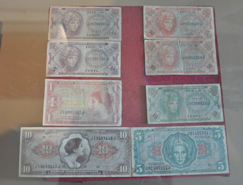 Những đồng đô-la đỏ mà Mỹ lưu hành khi tham chiến ở miền Nam Việt Nam, được lưu giữ ở Bảo tàng Đà Nẵng.