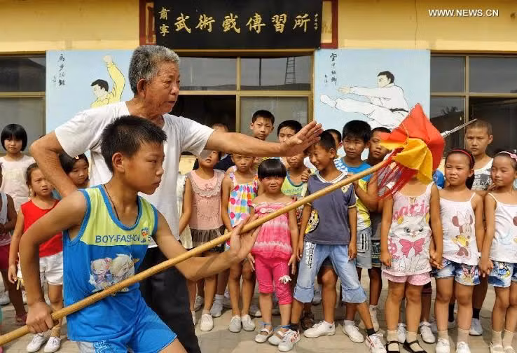 Lão võ sư dân tộc Choang đang truyền dạy trường thương cho thiếu nhi. Nguồn: News.cn.