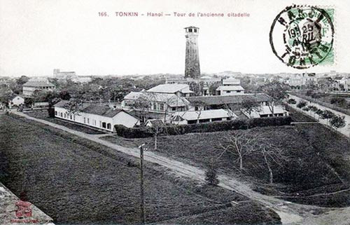 Cột cờ Hà Nội nhìn từ Hoàng Thành.