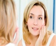 2. Nốt ruồi trên lông mày trái: Chủ tài vượng phu. Tả là Thanh long, hữu là Bạch hổ. Nếu bên lông mày trái có nốt ruồi, tức Thanh long vị có nốt ruồi là vô cùng cát lợi. Nếu tướng nốt ruồi trơn bóng rõ nét lại càng phú quý.