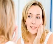 2. Nốt ruồi trên lông mày trái: Chủ tài vượng phu. Tả là Thanh long, hữu là Bạch hổ. Nếu bên lông mày trái có nốt ruồi, tức Thanh long vị có nốt ruồi là vô cùng cát lợi. Nếu tướng nốt ruồi trơn bóng rõ nét lại càng phú quý.