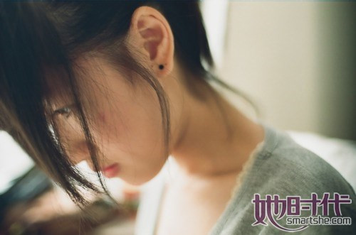 Người có nốt ruồi ở dái tai là người thông minh, hiếu thuận với cha mẹ. Với phụ nữ, nốt ruồi mọc trên tai phải tốt hơn so với trên tai trái. Người nào sở hữu nốt ruồi trên tai phải ắt có vận bang phu, tức có khả năng hỗ trợ, giúp đỡ chồng trong mọi mặt của cuộc sống lẫn sự nghiệp. Đàn ông lấy được người vợ như vậy ắt sẽ vinh hiển với đời.