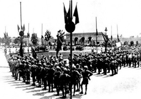 Cùng ngắm lại những hình ảnh vô cùng quý giá về thời khắc lịch sử thiêng liêng của cả dân tộc - ngày 2/9/1945. Ảnh: Các đơn vị giải phóng quân chỉnh tề hàng ngũ đón đoàn xe đưa Chủ tịch Hồ Chí Minh, các thành viên Chính phủ lâm thời và quan khách tới lễ đài. Nguồn: Giáo dục Việt Nam.