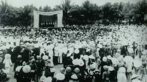 Không được tận mắt nhìn Bác đọc Tuyên ngôn độc lập, vào ngày 2/9/1945, người dân miền Tây Nam Bộ bồi hồi xúc động lắng nghe lời Bác qua sóng phát thanh. Ảnh: Tuổi Trẻ.