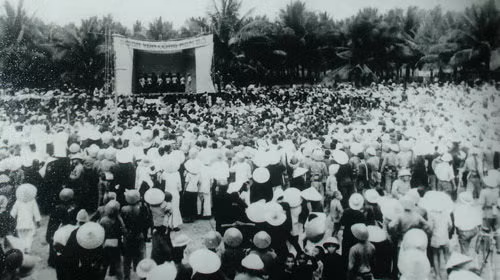 Không được tận mắt nhìn Bác đọc Tuyên ngôn độc lập, vào ngày 2/9/1945, người dân miền Tây Nam Bộ bồi hồi xúc động lắng nghe lời Bác qua sóng phát thanh. Ảnh: Tuổi Trẻ.
