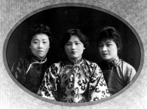 Tưởng Vĩ Quốc từng chia sẻ, khi còn sống, Tưởng Giới Thạch đã chọn ra ba điểm là Tử Kim Sơn, Phương Sơn, Tứ Minh Sơn ở Nam Kinh. Tưởng Kinh Quốc thì hy vọng được an táng bên cạnh mộ phần của mẹ tại Phụng Hóa, Chiết Giang.