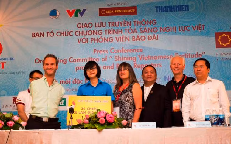 ...Đồng thời Nick Vujicic cùng gia đình tặng 30 xe lăn cho thanh niên khuyết tật tại TP HCM với lời nhắn gửi: "Hy vọng những chiếc xe lăn này sẽ phần nào giảm bớt gánh nặng bi quan và giúp tăng thêm nghị lực sống cho mỗi thanh niên khuyết tật".