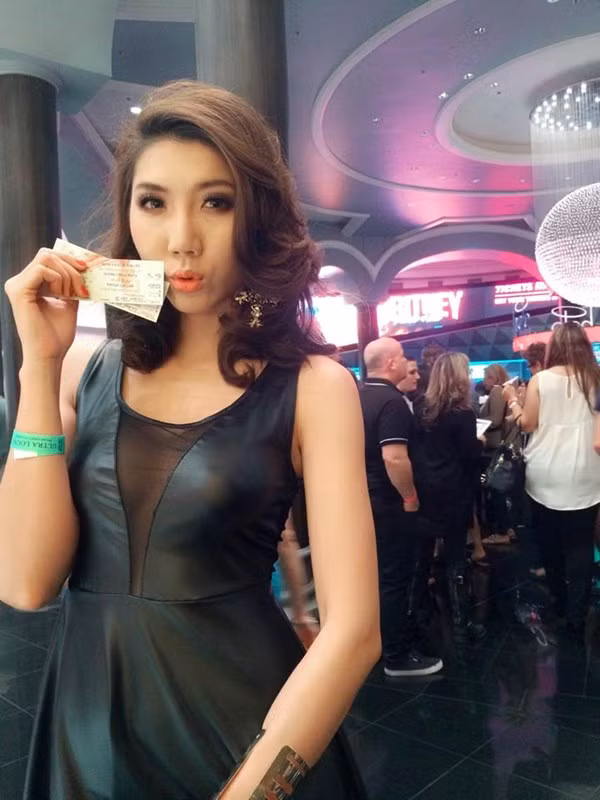 Người đẹp đã kèm theo dòng chú thích: “Britney Spears show. Cuối cùng mình cũng được gặp thần tượng bằng xương bằng thịt và thật hạnh phúc”.