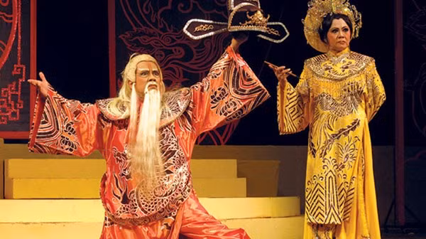 Sân khấu là những giấc mơ ảo huyền tuổi trẻ. Tuổi già đối diện với sự thật không còn sức lực và nỗi cô đơn...