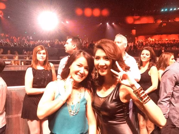 gọc Quyên đến show diễn cùng với những người bạn của mình.