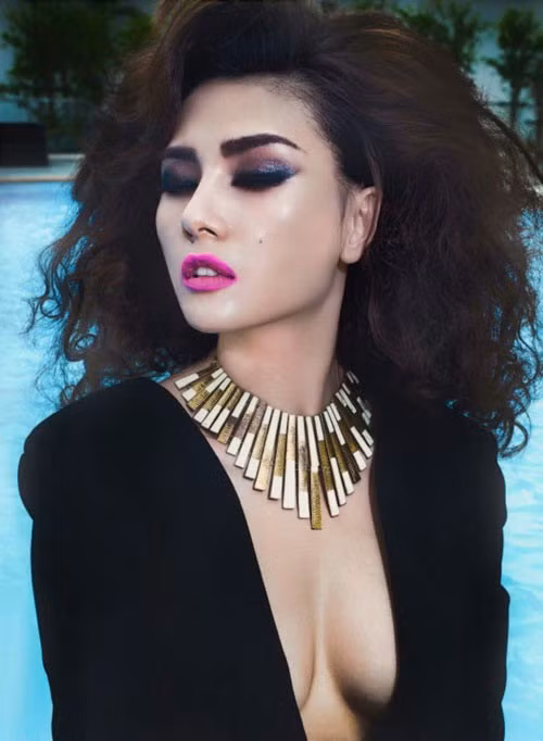 Võ Hoàng Yến là một trong những người mẫu ấn tượng trong làng thời trang Việt. Cô sinh năm 1988 tại TP.HCM. Hình ảnh ấn tượng Võ Hoàng Yến sau 8 năm gia nhập làng thời trang.