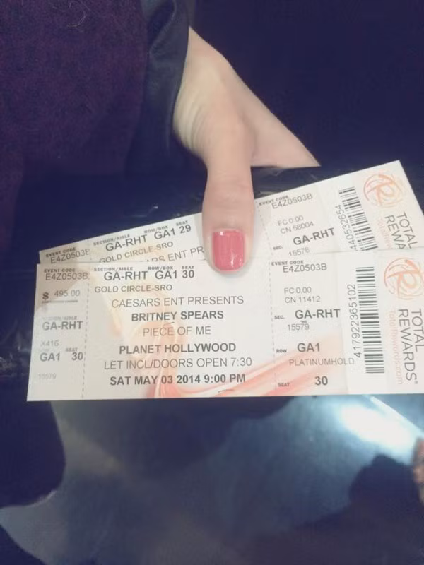 Cô thích thú khoe những tấm vé và hình chụp tại show diễn của thần tượng.