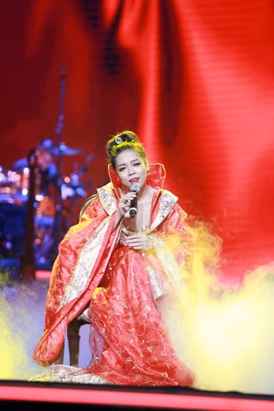 Hà Linh thể hiện dân ca quan họ Bắc Ninh "Người ở đừng về".