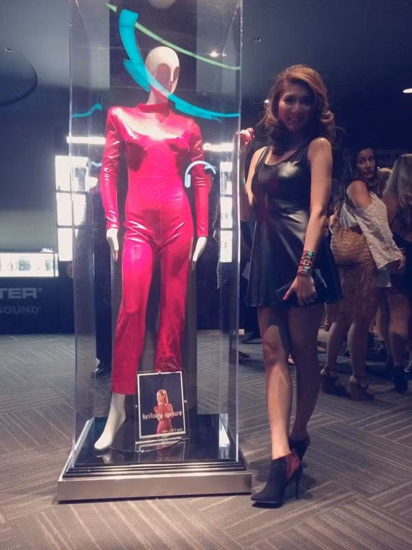 Chụp hình bên những bộ trang phục trình diễn của "công chúa nhạc pop"