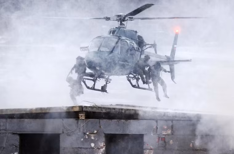 Trực thăng đổ cảnh sát đặc nhiệm Nga xuống khu vực quân khủng bố chiếm giữ.