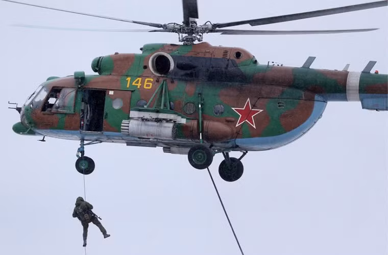 Trực thăng Mi-17 đổ quân.