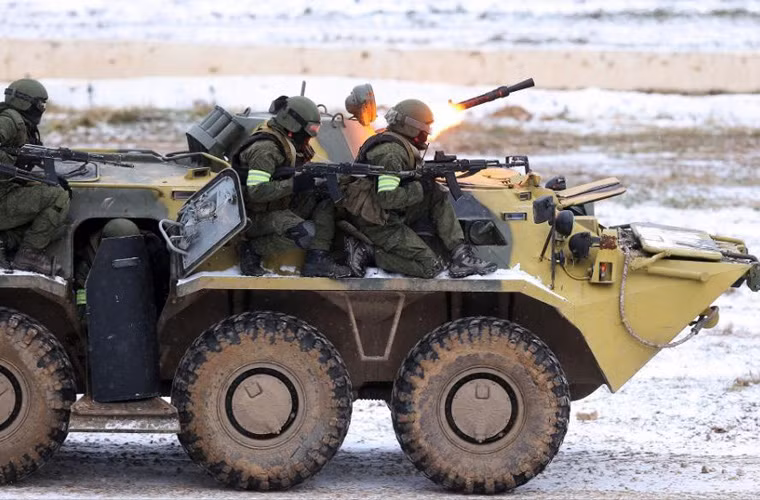 Súng máy 7,62mm trên thiết giáp BTR-80 bắn yểm trợ.