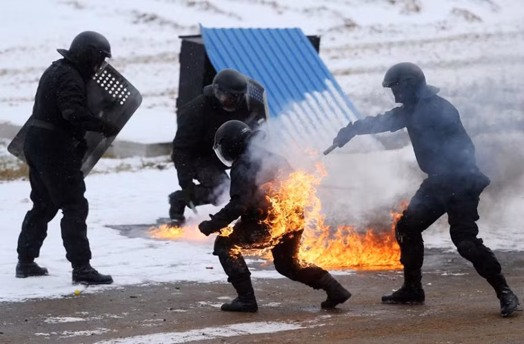 Xử lý tình huống nhân viên an ninh bị lửa bén vào người trong chiến dịch chống bạo động.