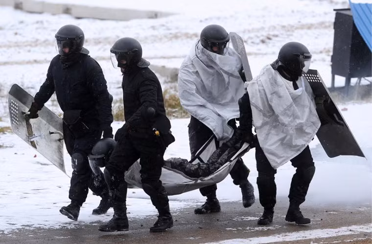 Cấp cứu đồng đội bị thương.