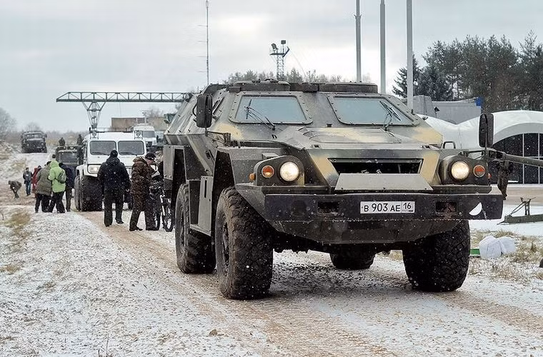 Xe chiến đấu BPM-97 của lực lượng biên phòng Nga đang chuẩn bị tham gia bài biểu diễn khả năng cơ động.