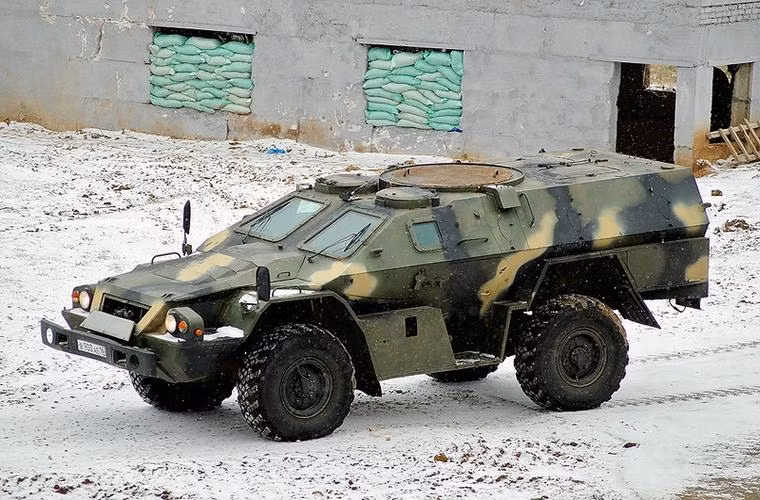 BPM-97 nặng khoảng 10,5 tấn, bọc giáp dày 75mm, có thể trang bị súng máy hạng nặng 12,7mm hoặc 14,5mm.